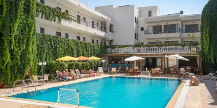 Poolområdet på hotell Santa Marina i Kos stad på Kos, Grekland.