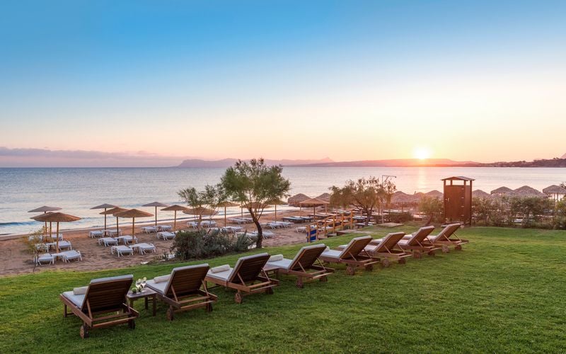 Strand vid hotell Santa Marina Plaza i Agia Marina på Kreta.