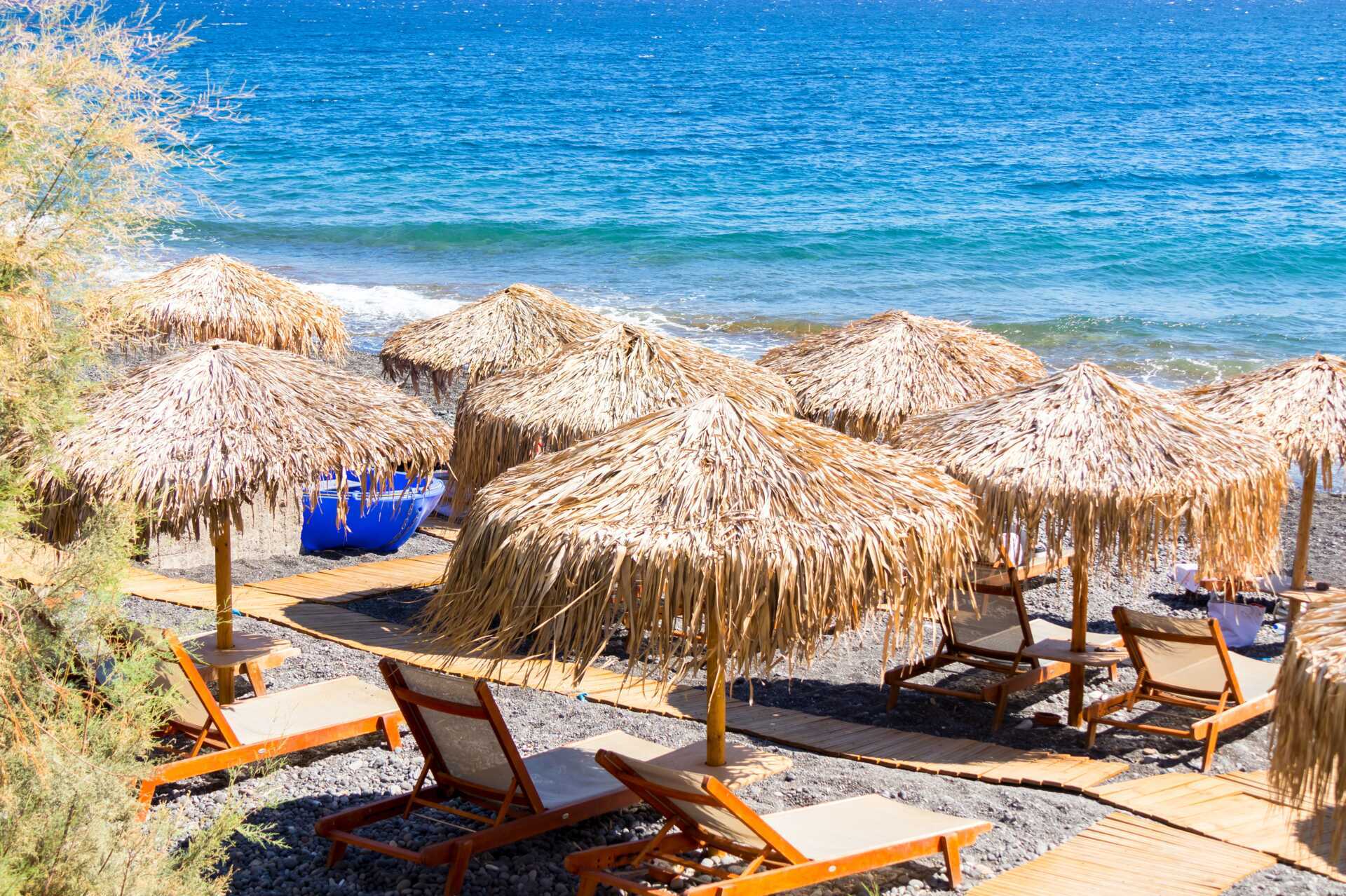 Njut av sköna dagar vid havet på Santorini i Perissa/Perivolos.