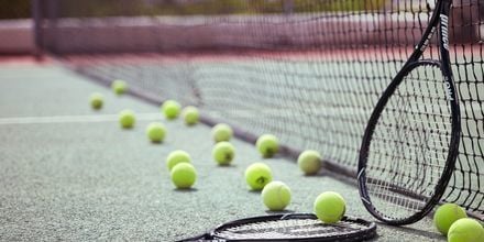 Tennis på Santorini Kastelli Resort på Santorini, Grekland.