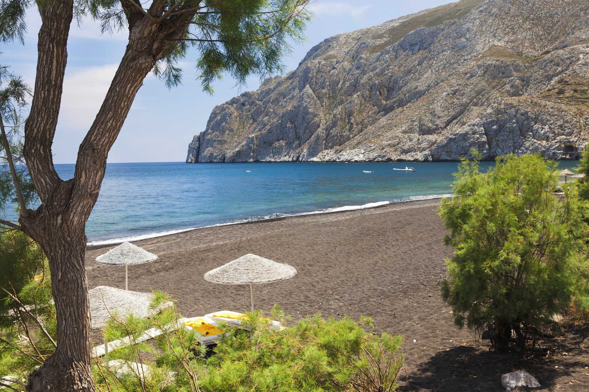 Strand i Kamari på Santorini, Grekland.