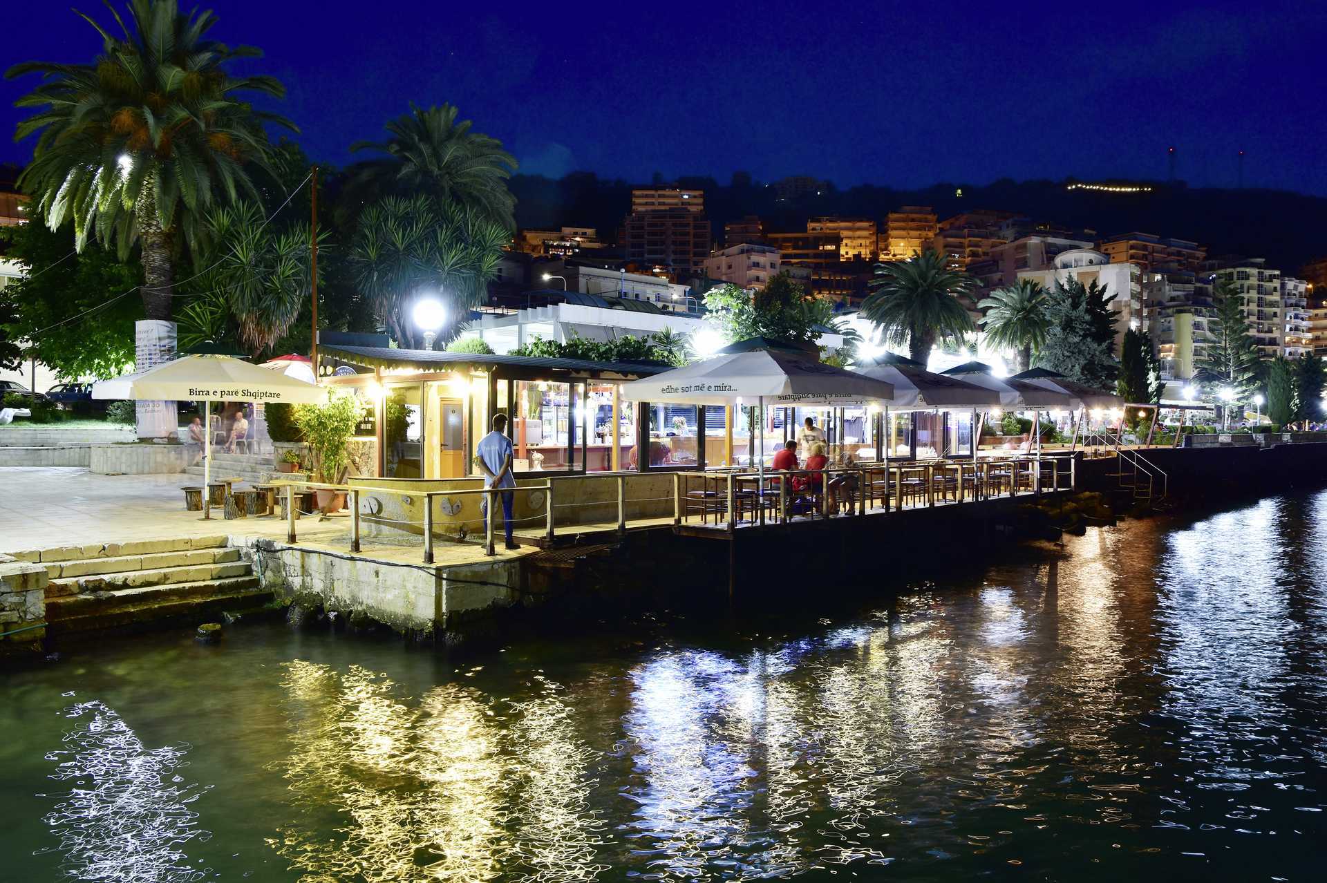 Kväll i Saranda, Albanien.