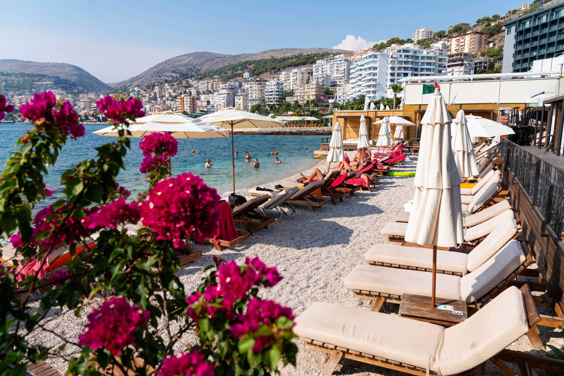 Strand i Saranda i Albanien.