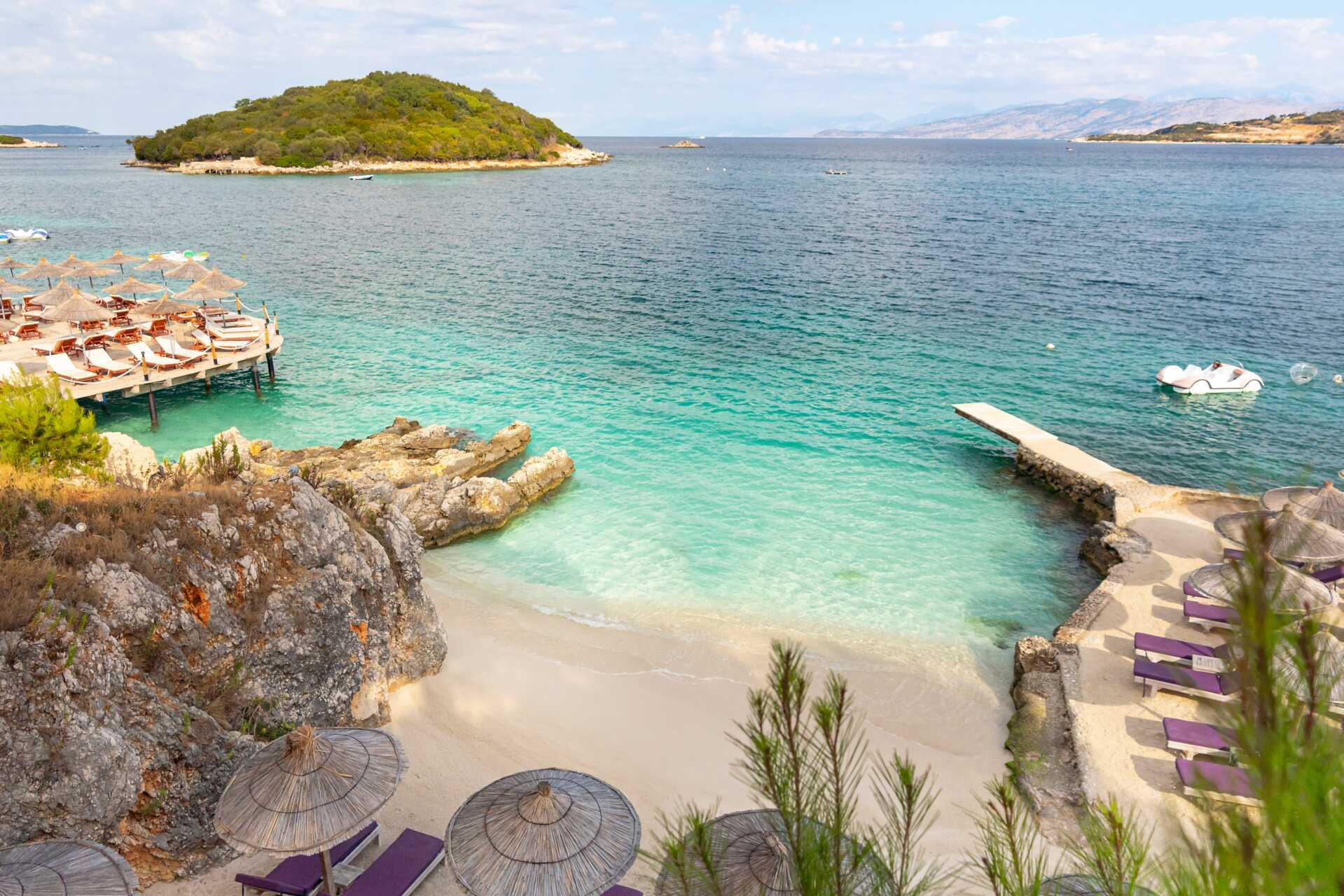 Den populära stranden Ksamil i Albanien.