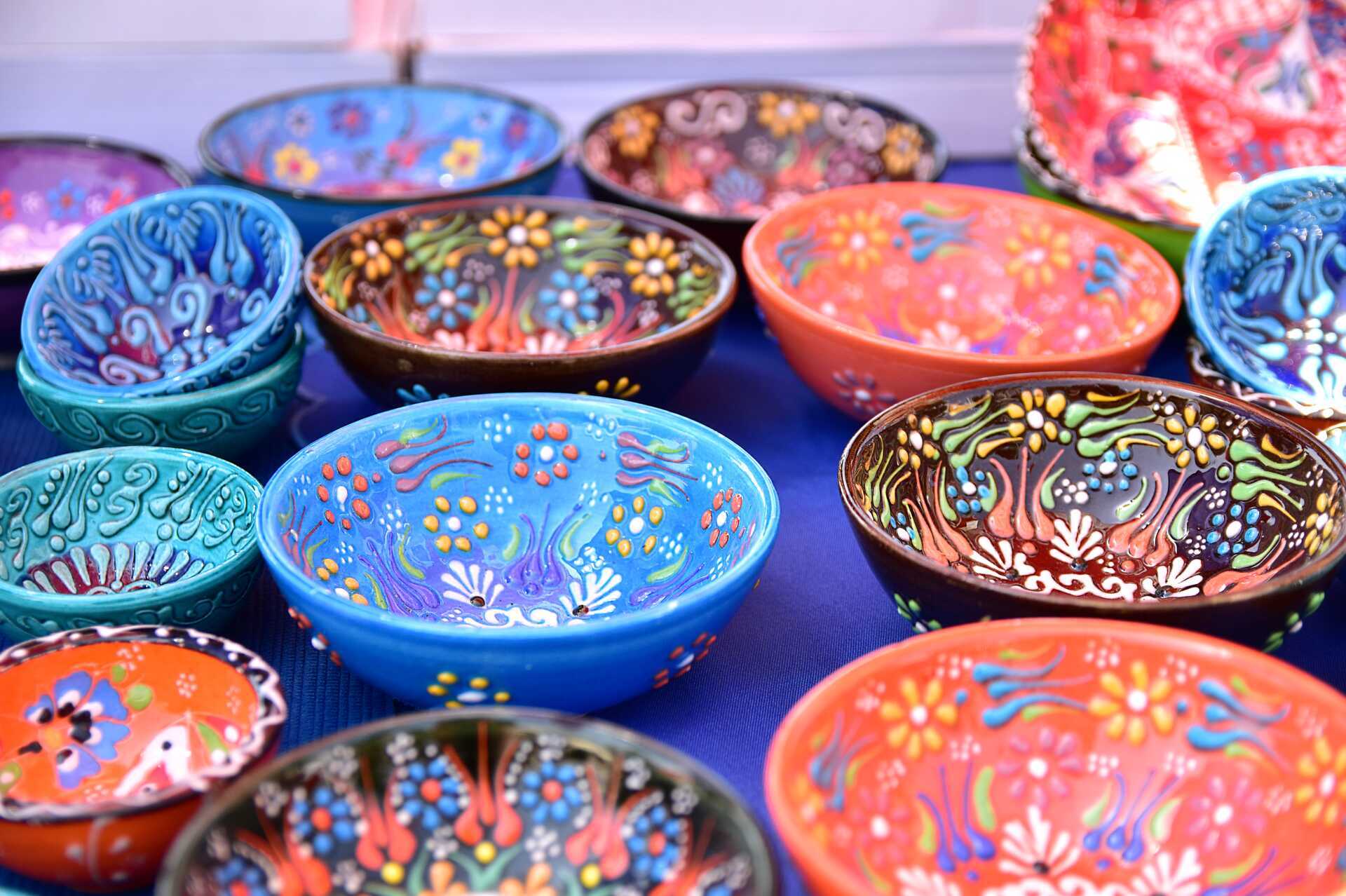 Lokalt hantverk går att köpa längs strandpromenaden.