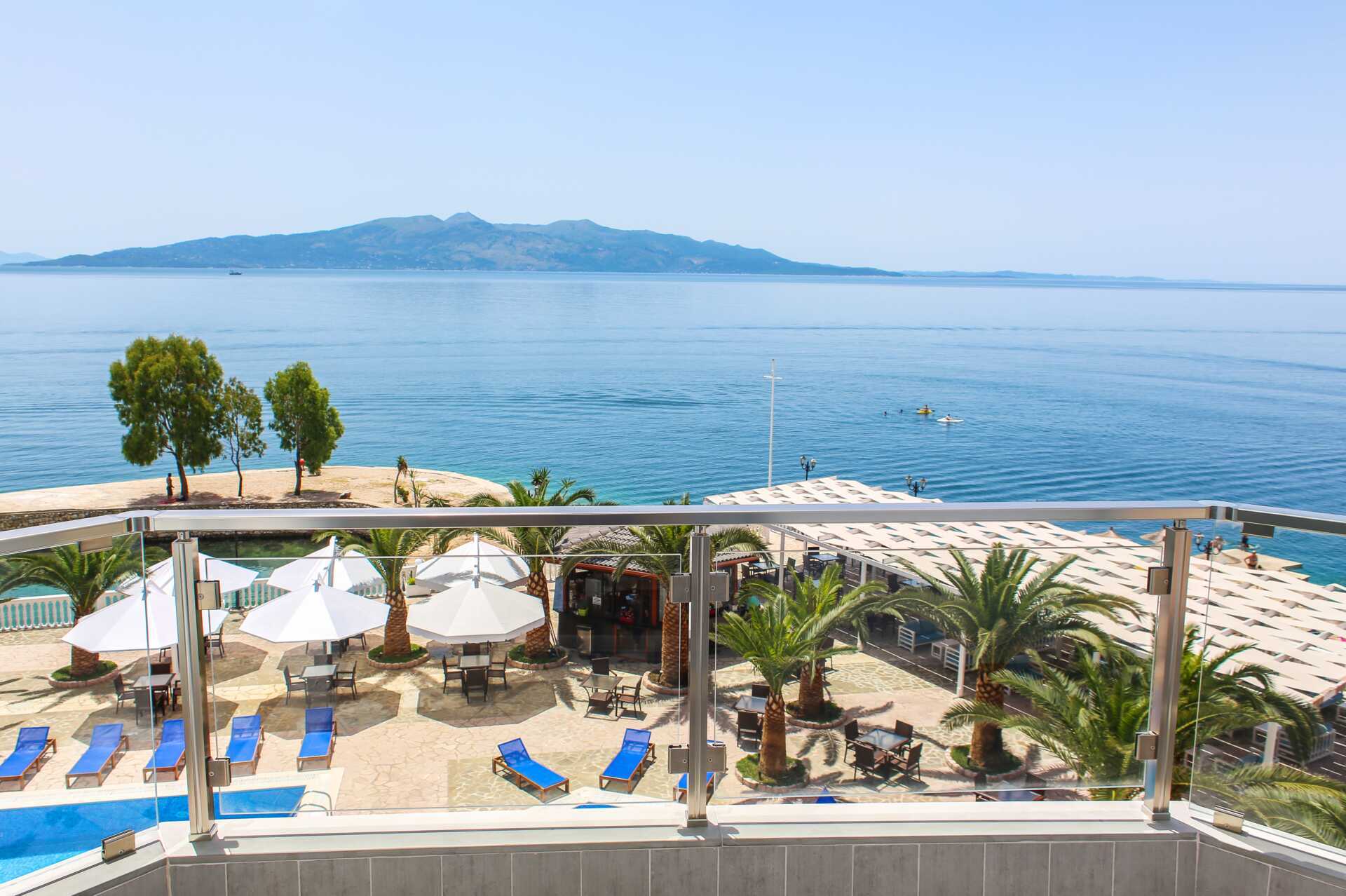 Dubbelrum med havsutsikt på hotell Saranda Palace i Albanien.