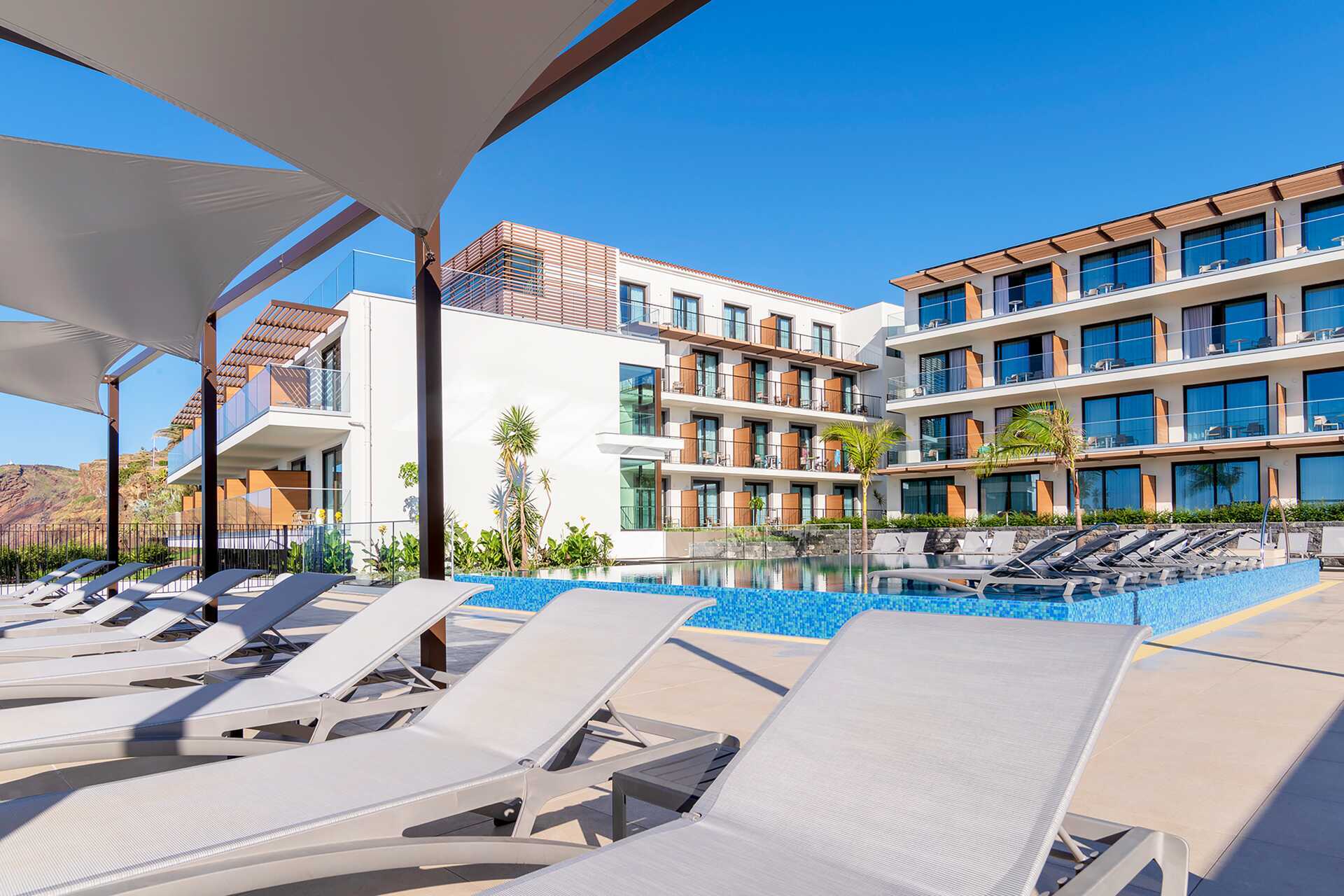 Poolområde på hotell Sentido Galomar på Madeira, Portugal.