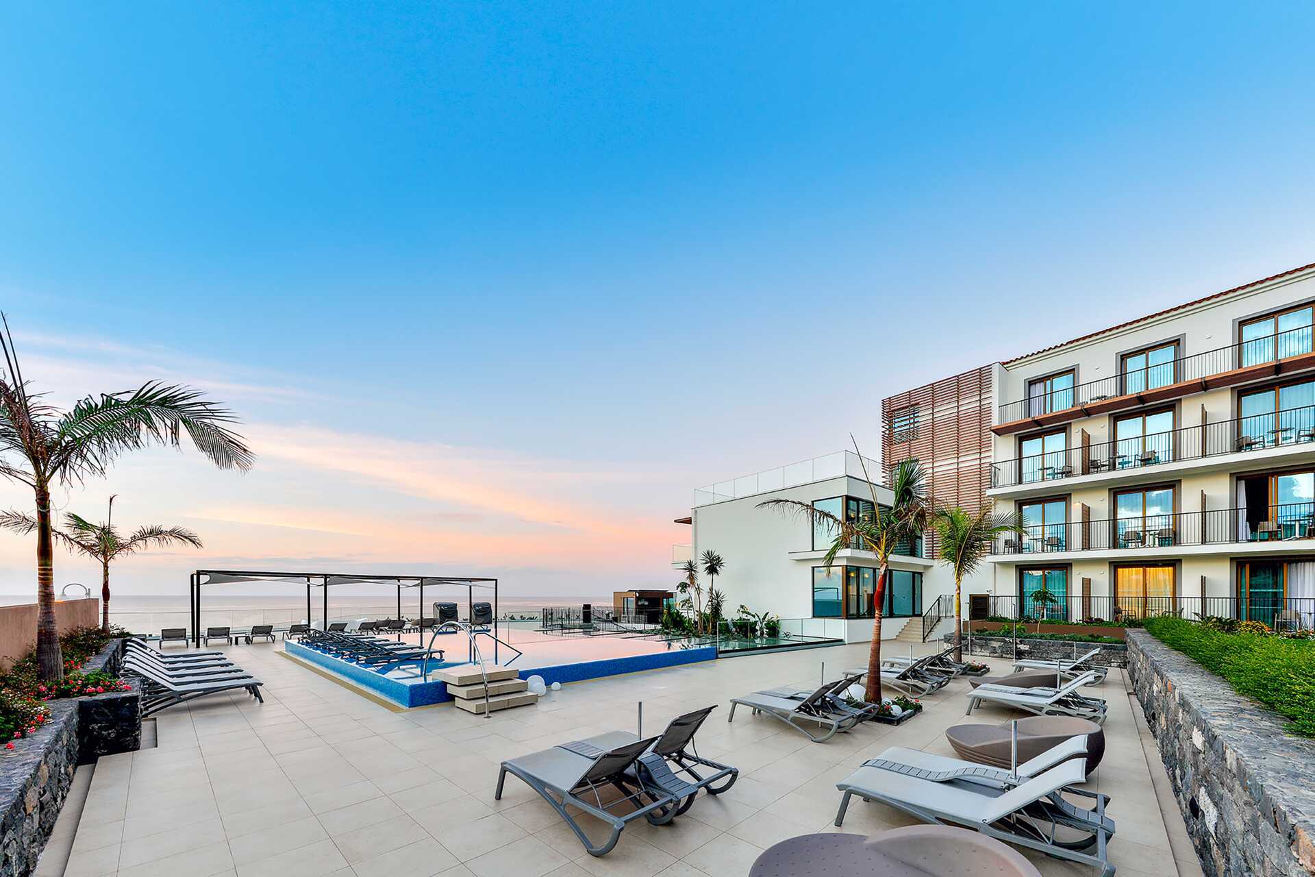 Poolområde på hotell Sentido Galomar på Madeira, Portugal.