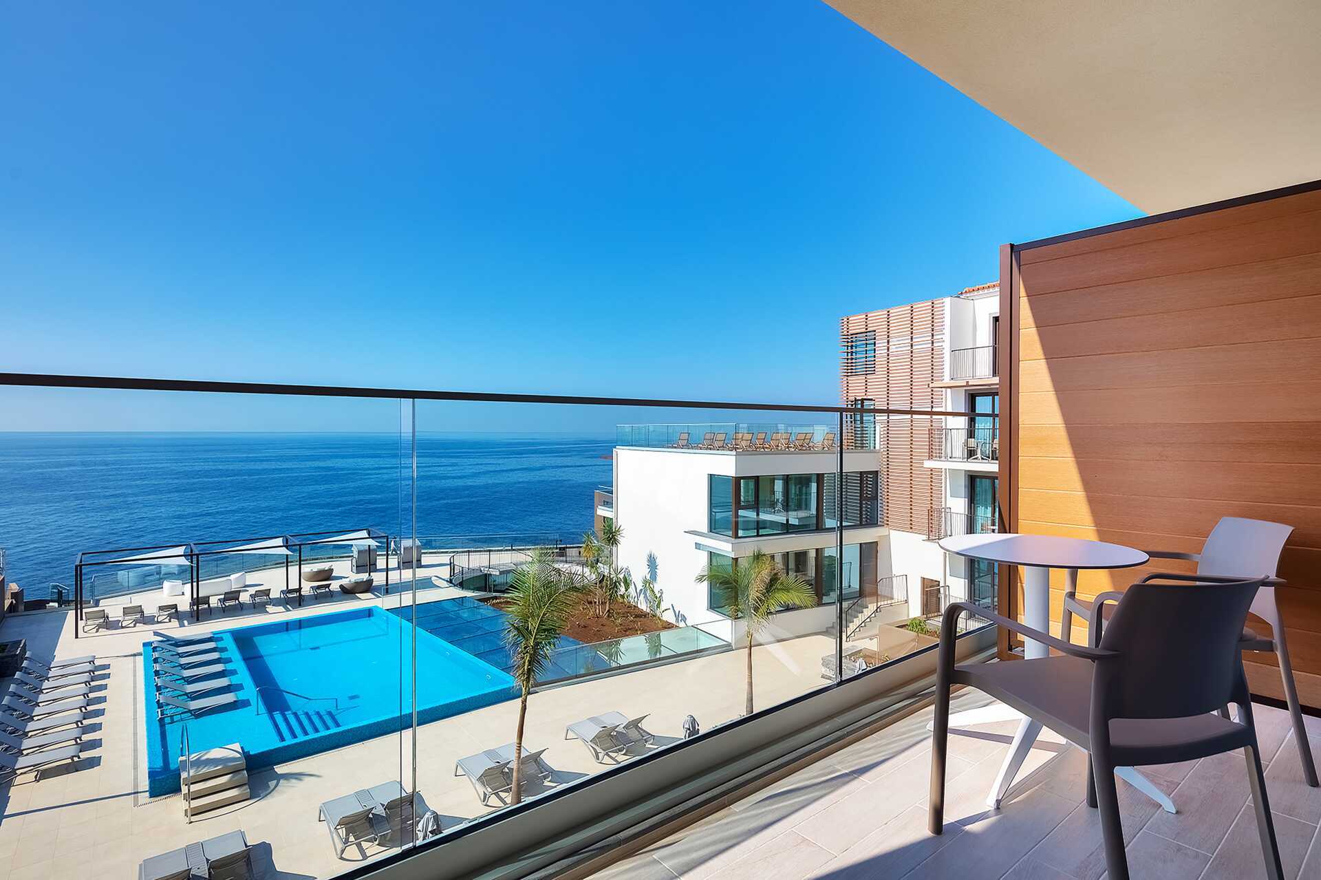 Dubbelrum med havsutsikt på hotell Sentido Galomar på Madeira, Portugal.