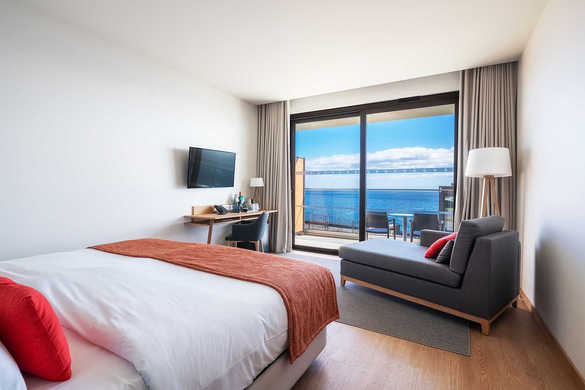 Dubbelrum med full havsutsikt på hotell Sentido Galomar på Madeira, Portugal.