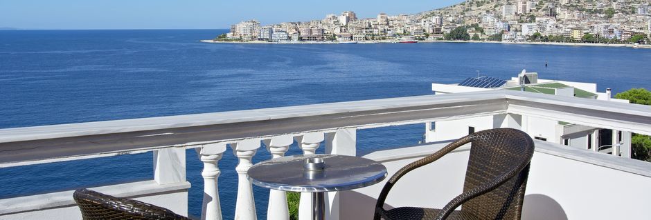 Dubbelrum med balkong och havsutsikt på hotell Serxhio i Saranda, Albanien.