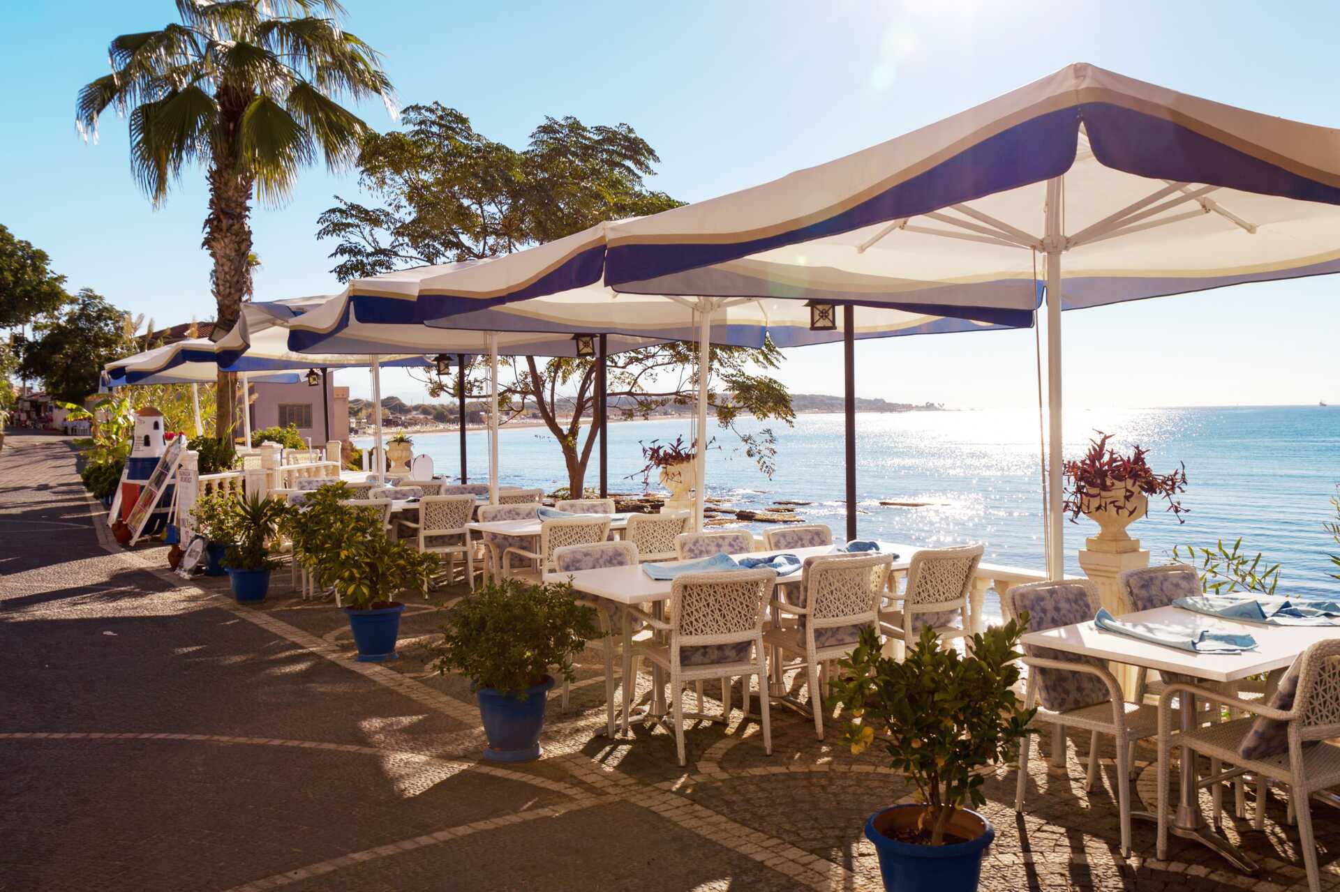 Restaurang vid vattnet i Turkiet.