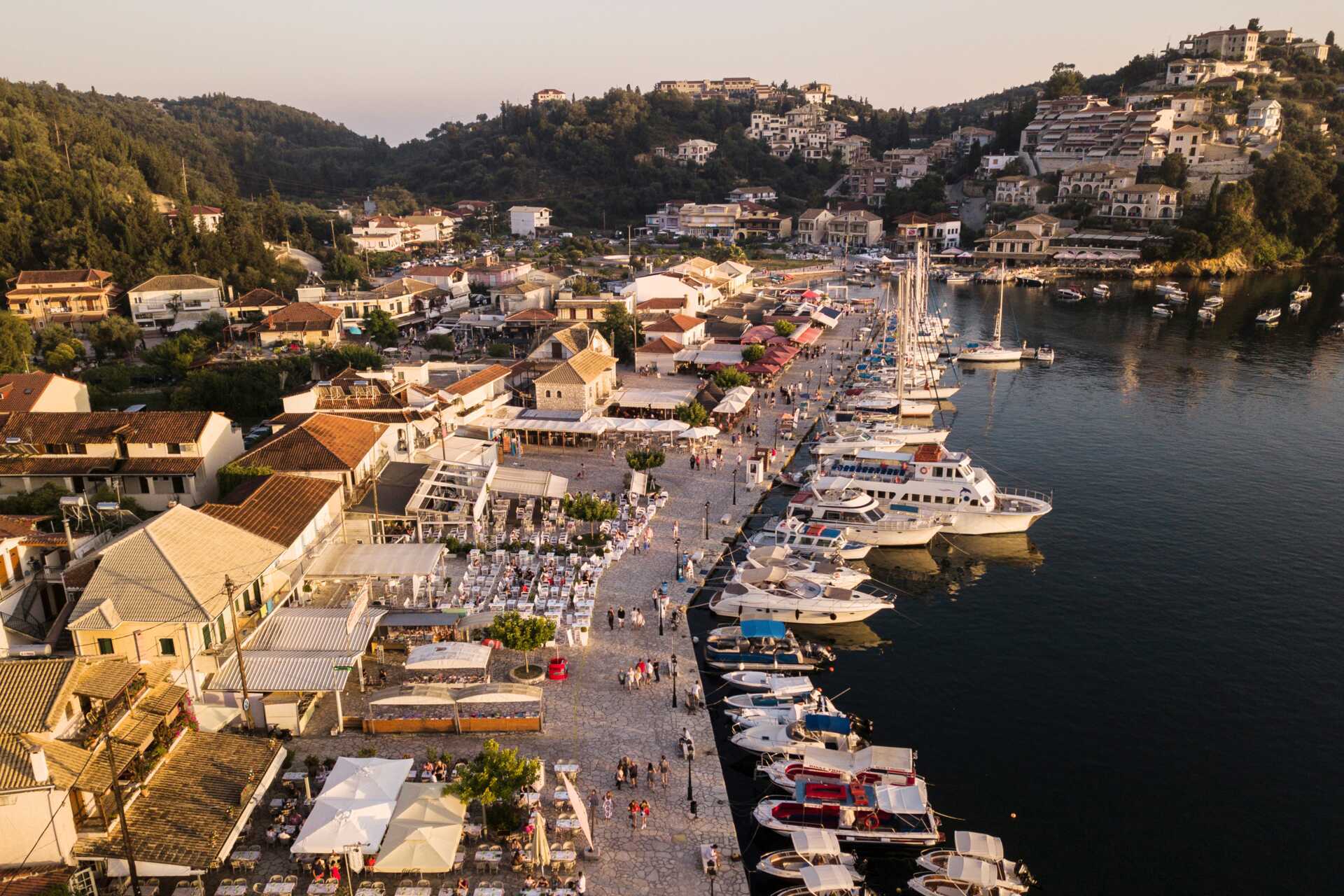 Sivotas mysiga hamn kantas av restauranger och barer.