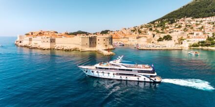 M/S Desire lägger till en natt i hamnen utanför Dubrovnik. Här väntar sedanen guidad stadsvandring och på kvällen en middag på egen hand.