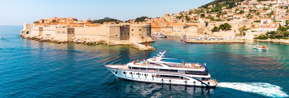 M/S Desire lägger till en natt i hamnen utanför Dubrovnik. Här väntar sedanen guidad stadsvandring och på kvällen en middag på egen hand.