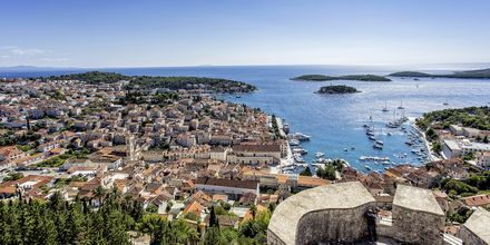 Hvar brukar kallas för Kroatiens St. Tropez och här finns designbutiker, hippa barer och restauranger.