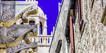 Korčula stad är en typisk dalmatisk medeltidsstad. Mitt i står Sankt Markus-katedralen som har vackra utsmyckningar.