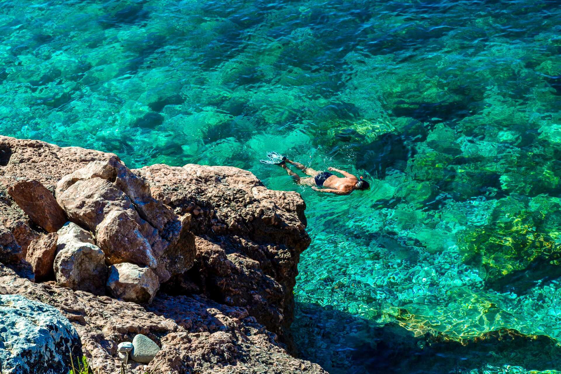 Snorkla i det kristallklara vattnet.
