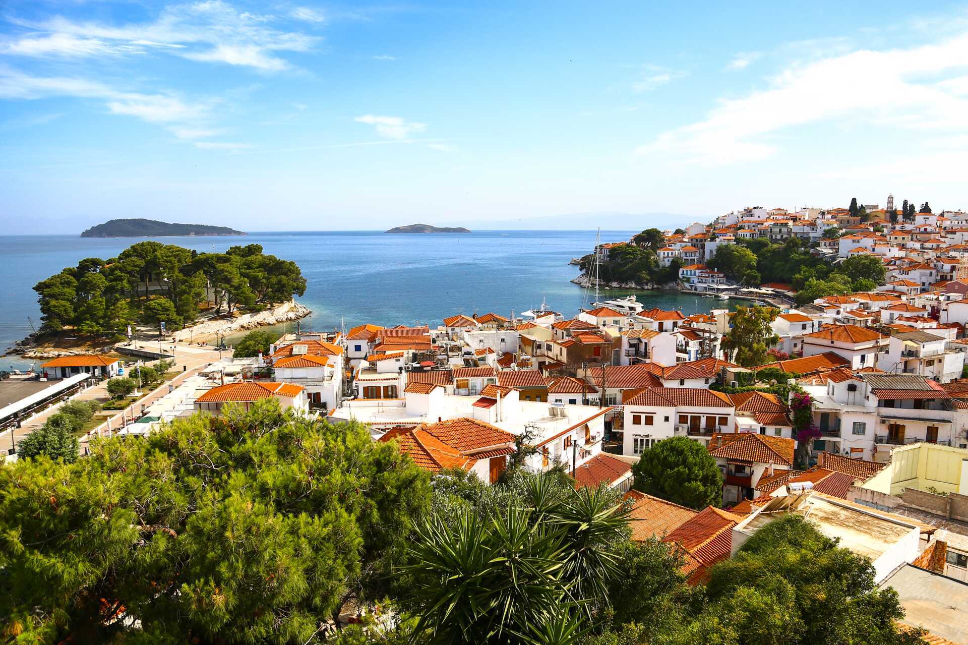 Vy över Skiathos stad, Grekland.