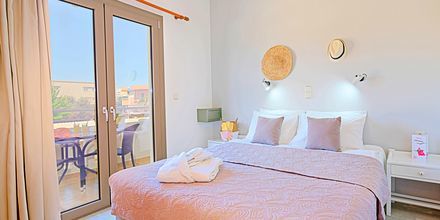 Trerumslägenhet på hotell Sonio Beach i Platanias på Kreta, Grekland.