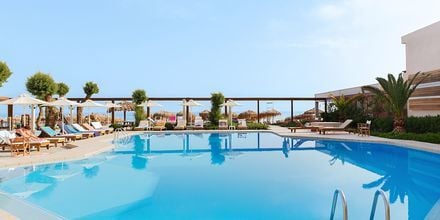 Poolområdet på hotell Ideal Beach i Platanias på Kreta, Grekland.