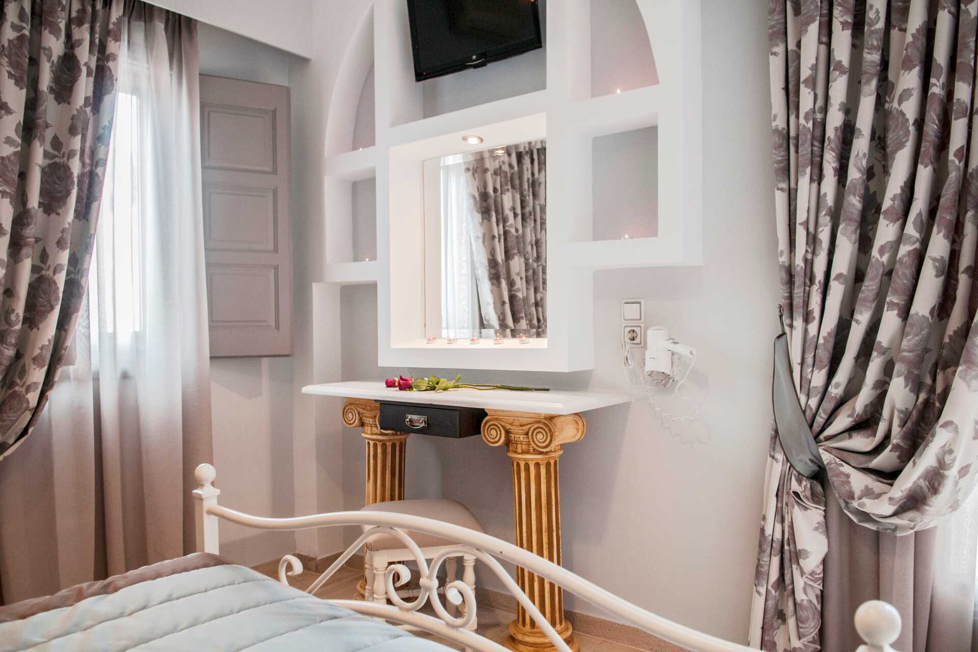 Sovrum i renoverad tvårumslägenhet hotell Polydefkis i Kamari, Santorini, Grekland.