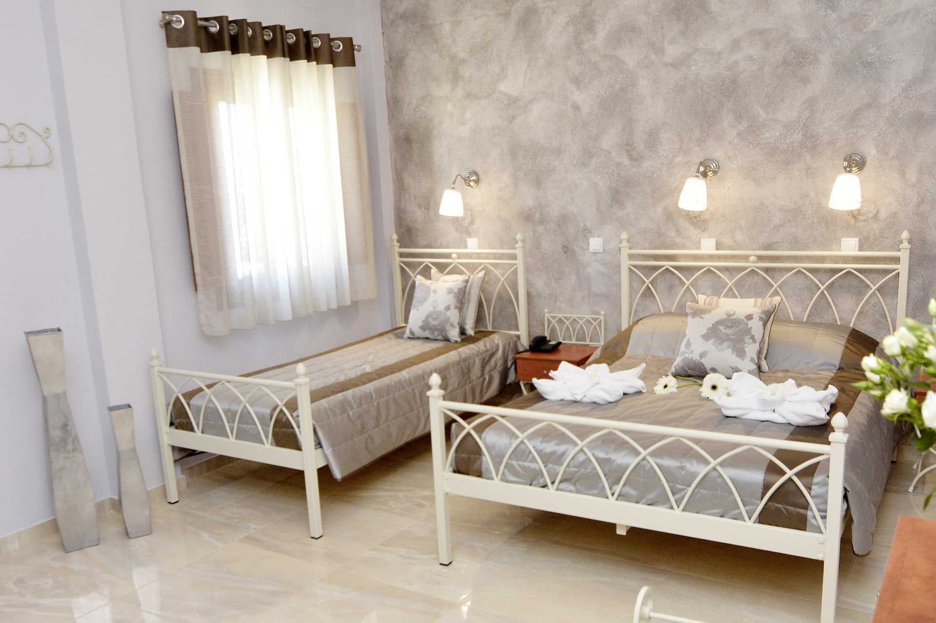 Sovrum i renoverad tvårumslägenhet på hotell Polydefkis, Kamari.