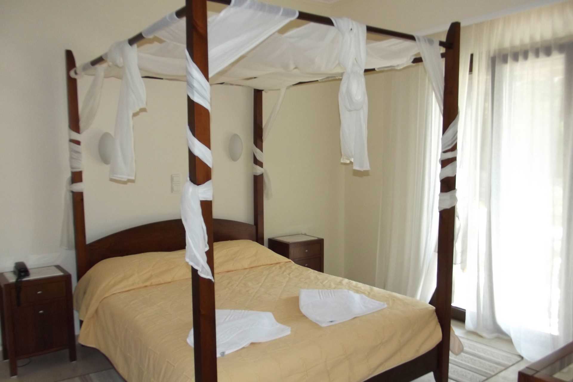 Sovrum i svit på hotell Mega Ammos i Sivota, Grekland.