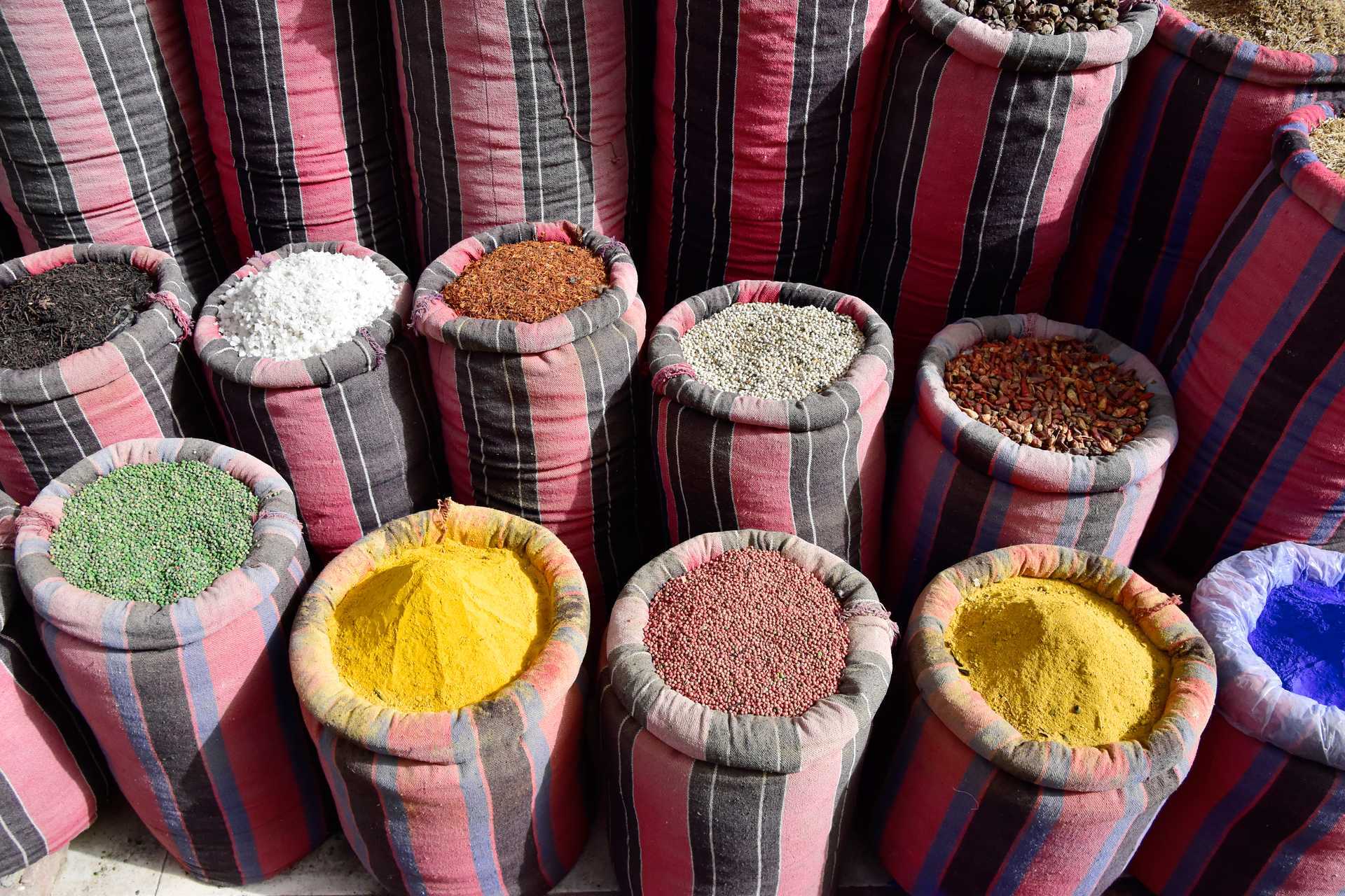 Kika bland spännande kryddor längs marknader i Hurghada.