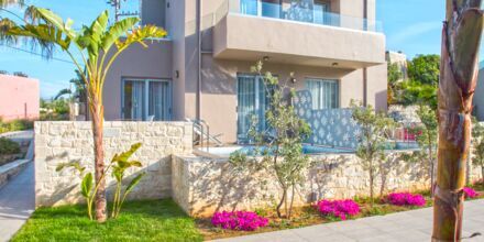 Byggnad med två tvårumslägenheter i etage med privat pool på Stellina Village Resort, Kreta.