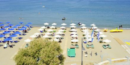 Stranden vid hotell Steris i Rethymnon stad på Kreta, Grekland.