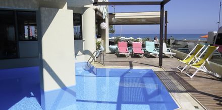 Det lilla poolområdet på hotell Steris i Rethymnon, Kreta.
