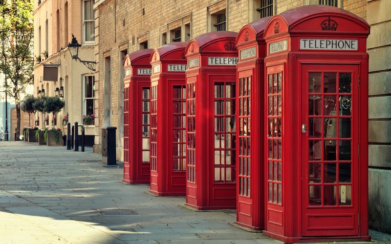 Klassiska röda telefonkiosker i London