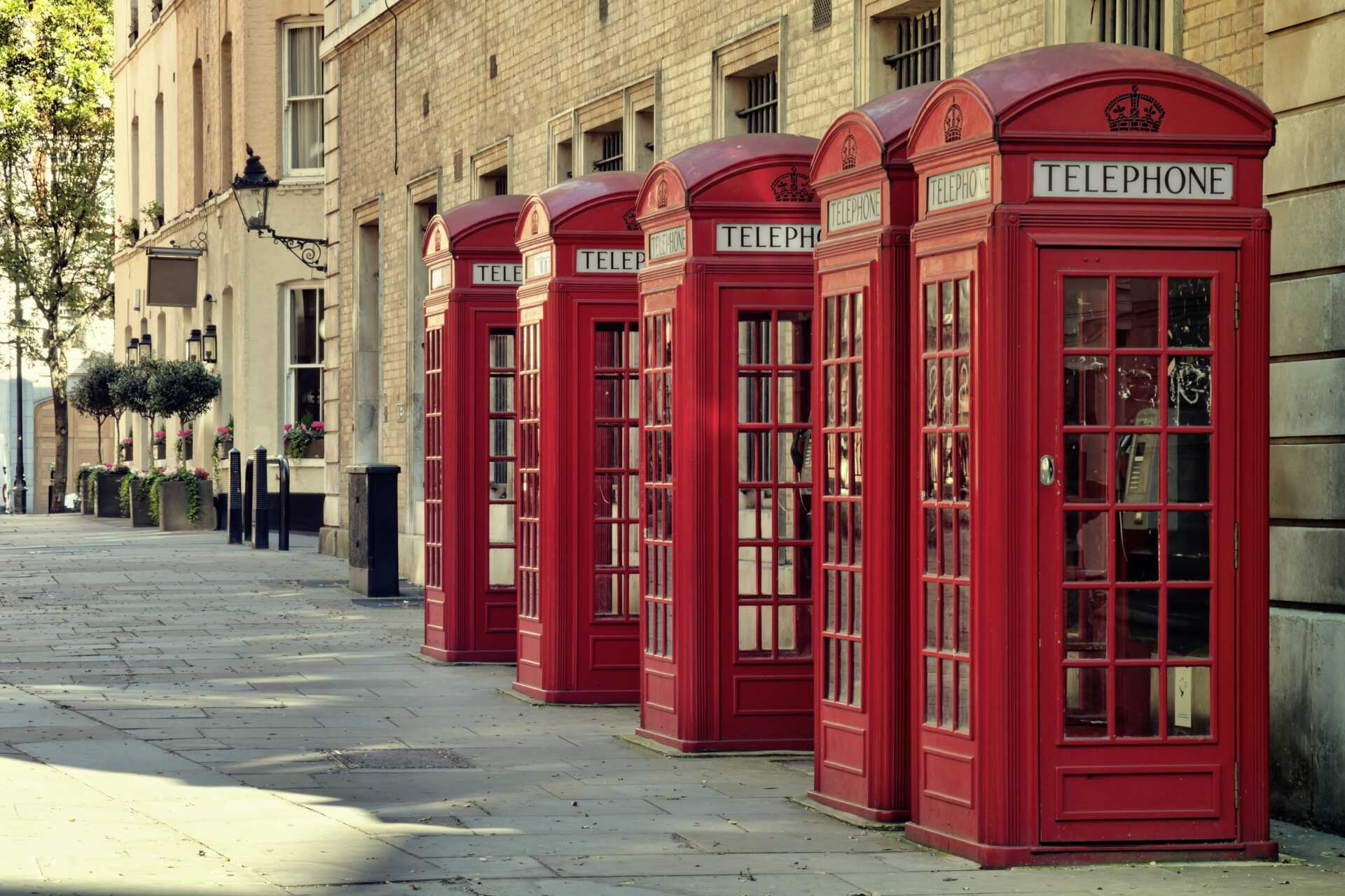 Klassiska röda telefonkiosker i London