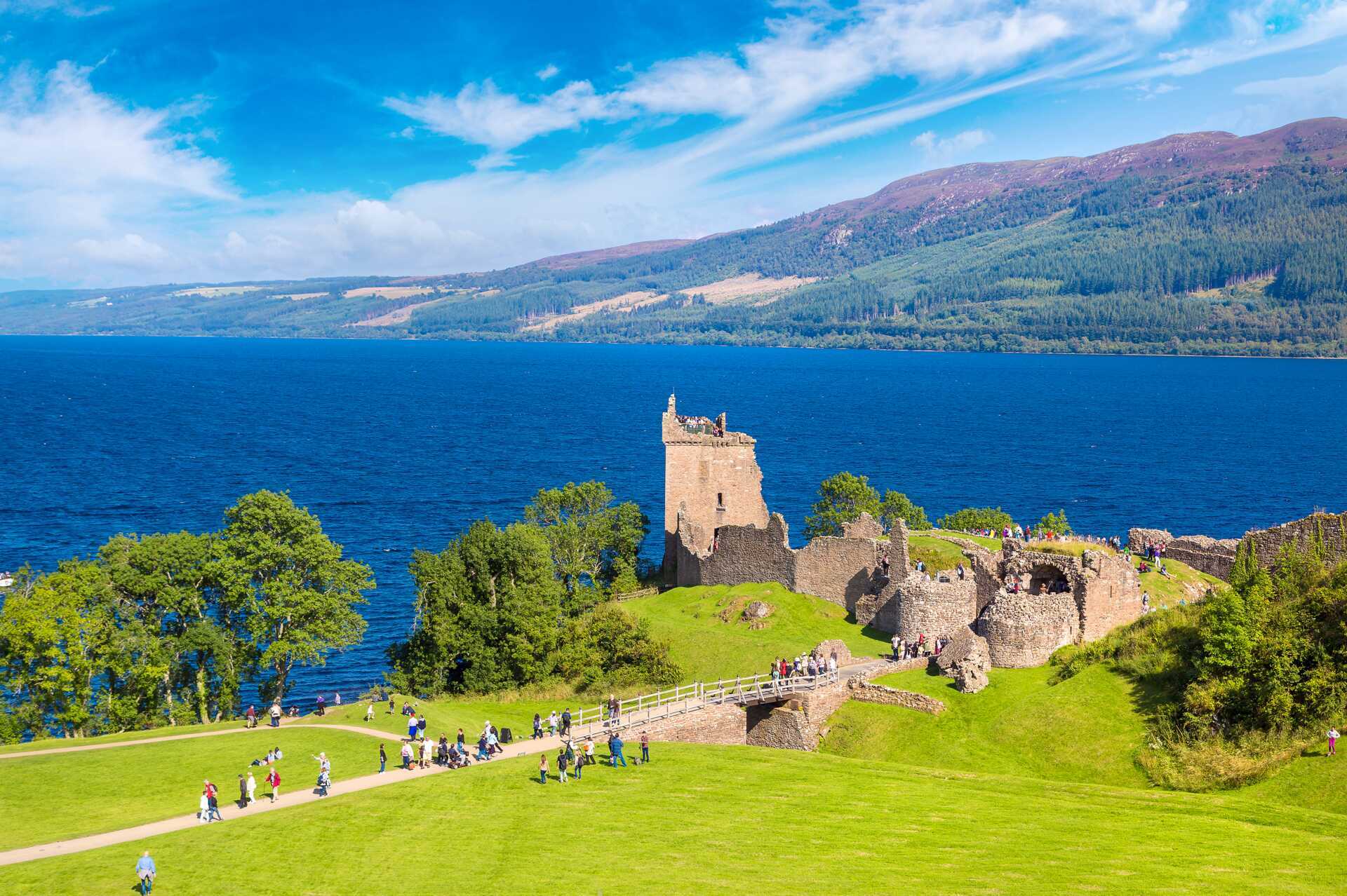 Slottet Urquhart vid floden Loch Ness i Storbritannien.