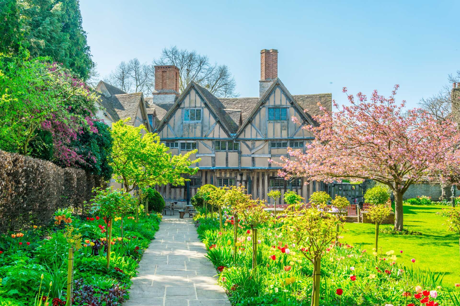 I Storbritannien kryllar det av välskötta trädgårdar, här i Stratford upon Avon.