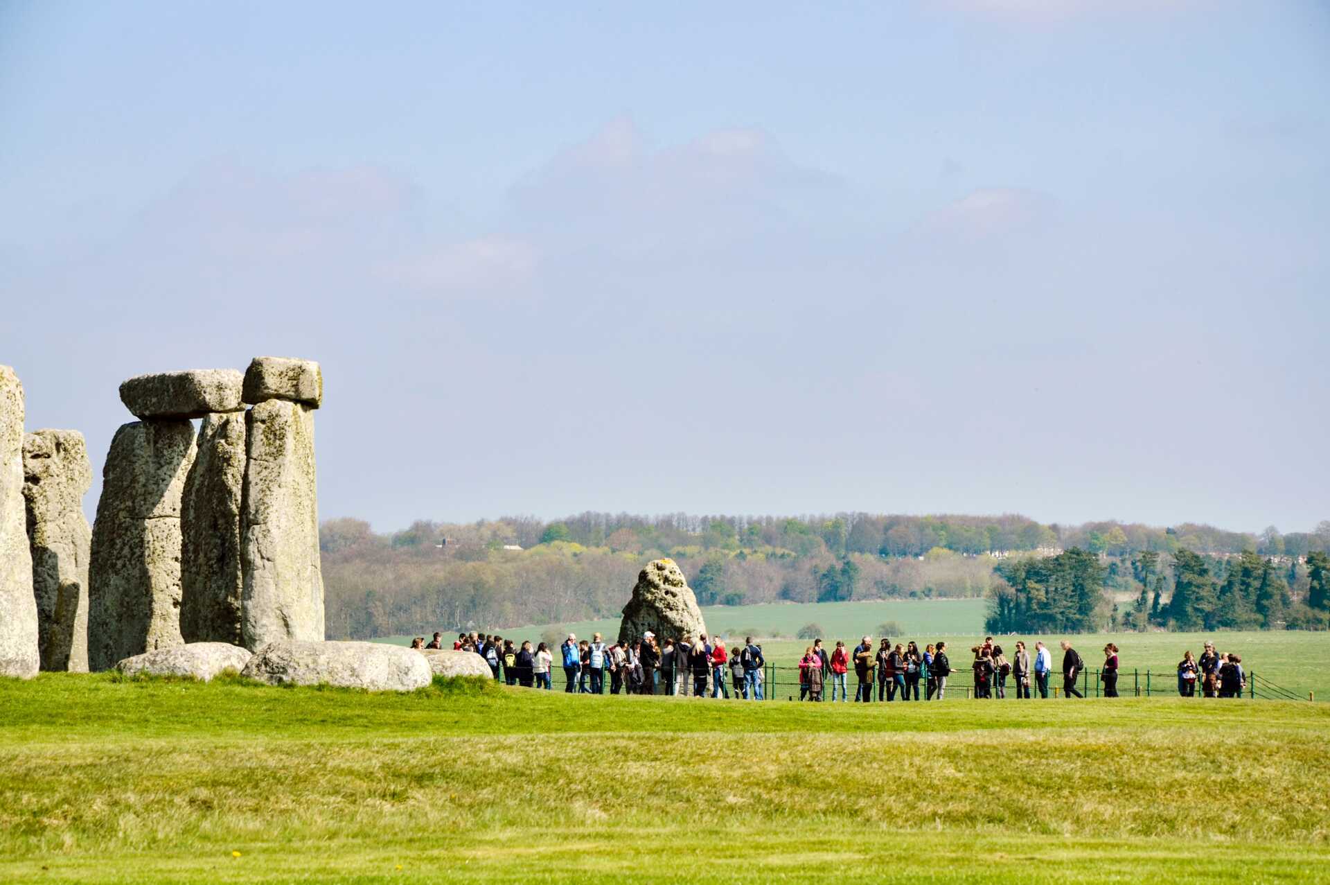 Stensättningen Stonehenge i Storbritannien lockar tusentals turister varje år.