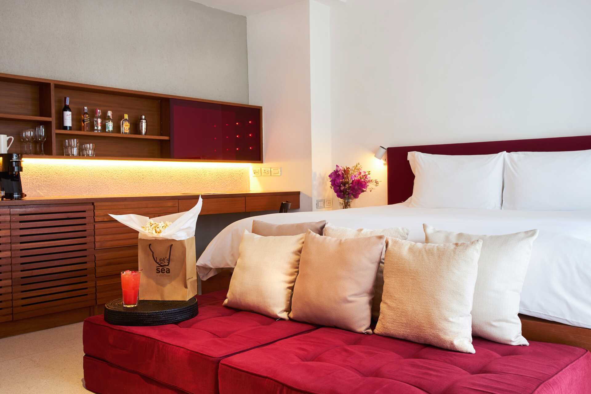 Större dubbelrum på Let's Sea Hua Hin Al Fresco Resort i Thailand.