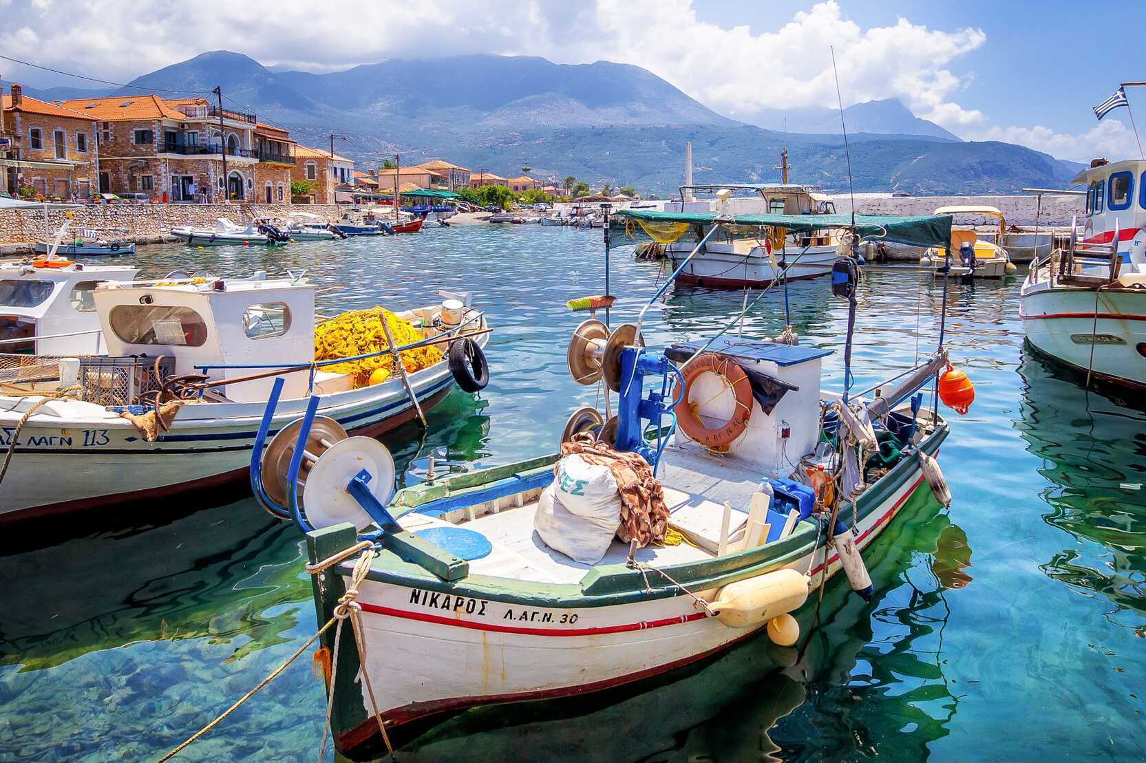 Hamnen i Agios Nikolaos, söder om Stoupa.