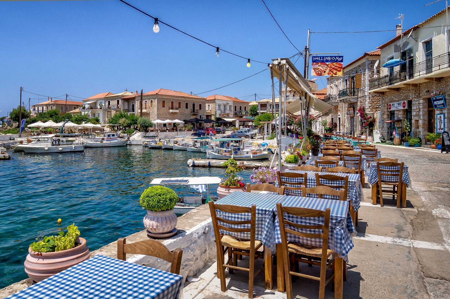 Den pittoreska hamnen i Agios Nikolaos, söder om Stoupa.