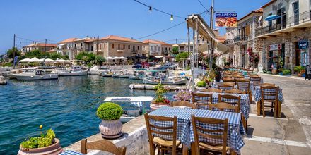 Den pittoreska hamnen i Agios Nikolaos, söder om Stoupa.