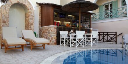 Poolbar på hotell Summer Dream i Kamari, Santorini.