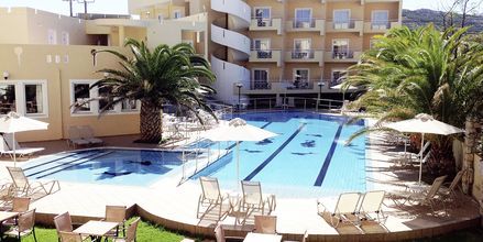 Poolområdet på hotell Sunny Bay i Kastelli, Kreta.