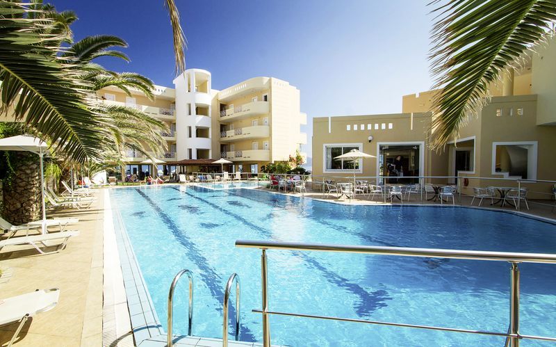 Poolområdet på hotell Sunny Bay i Kastelli, Kreta.