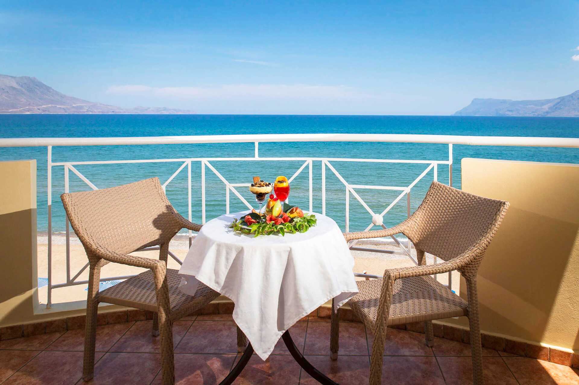 Balkong med havsutsikt på hotell Sunny Bay i Kastelli, Kreta.