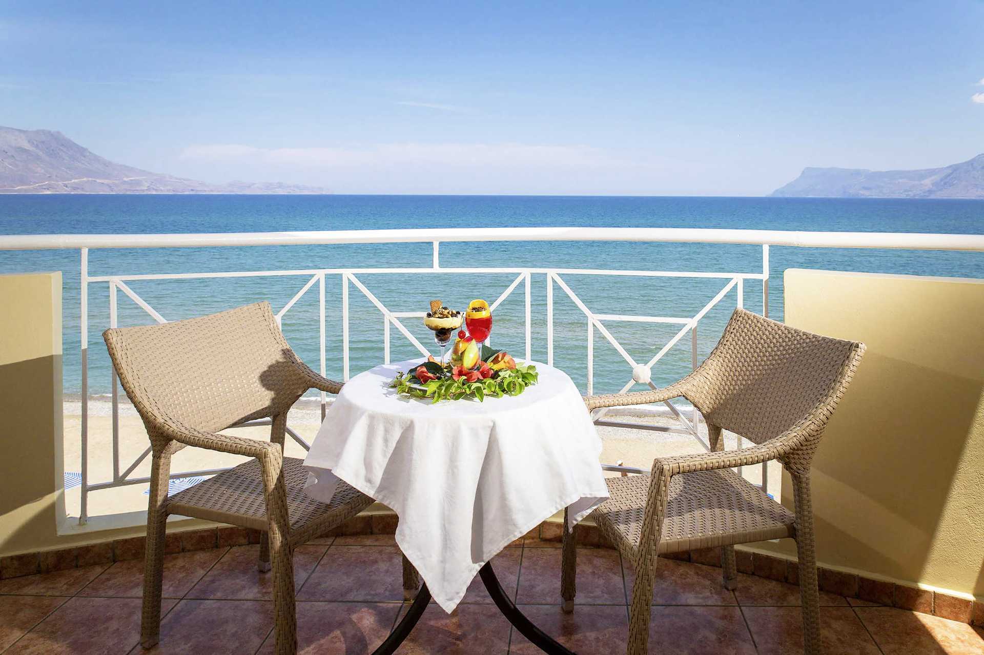 Balkong med havsutsikt på hotell Sunny Bay i Kastelli, Kreta.