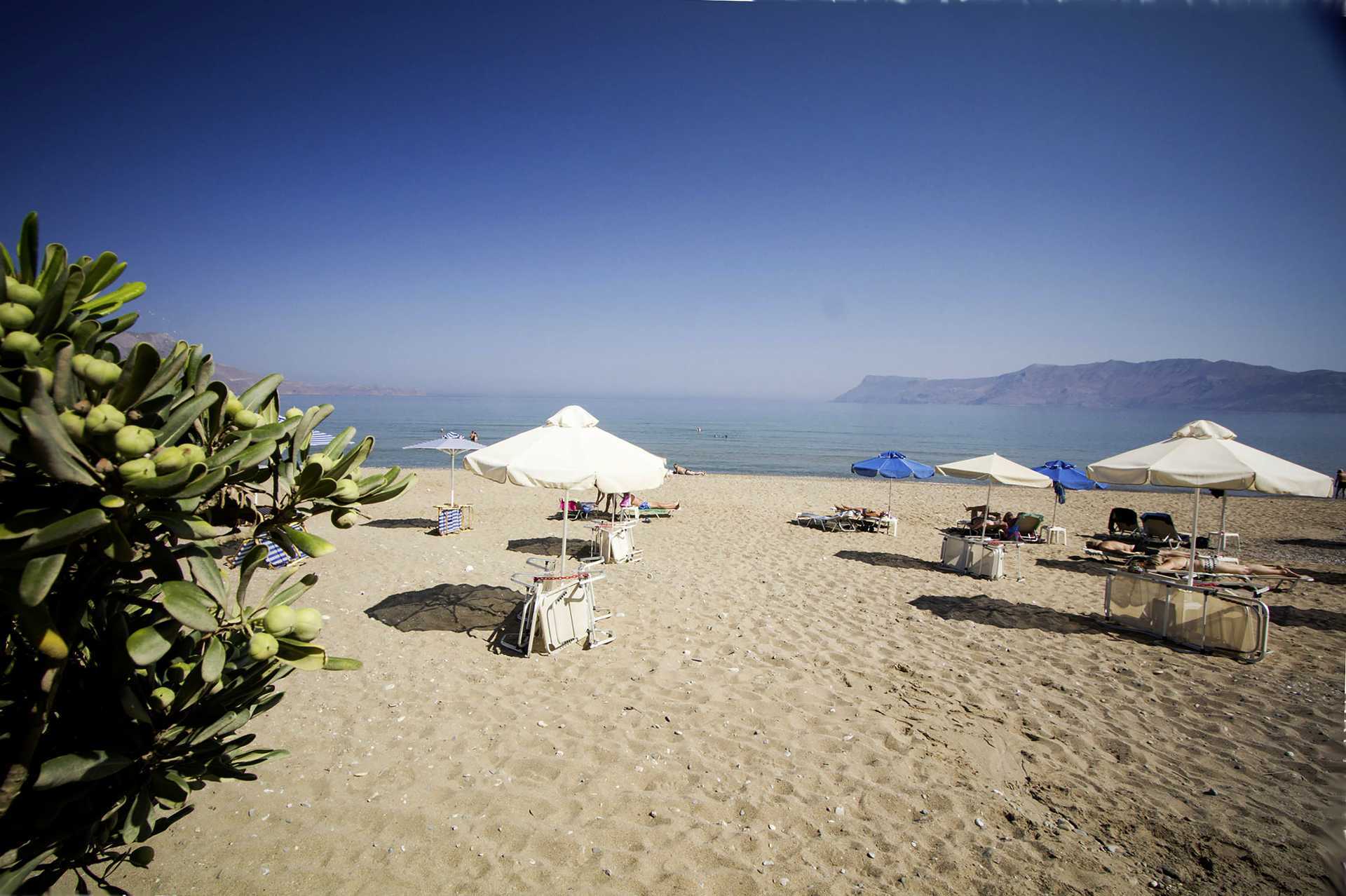 Stranden vid hotell Sunny Bay i Kastelli, Kreta.