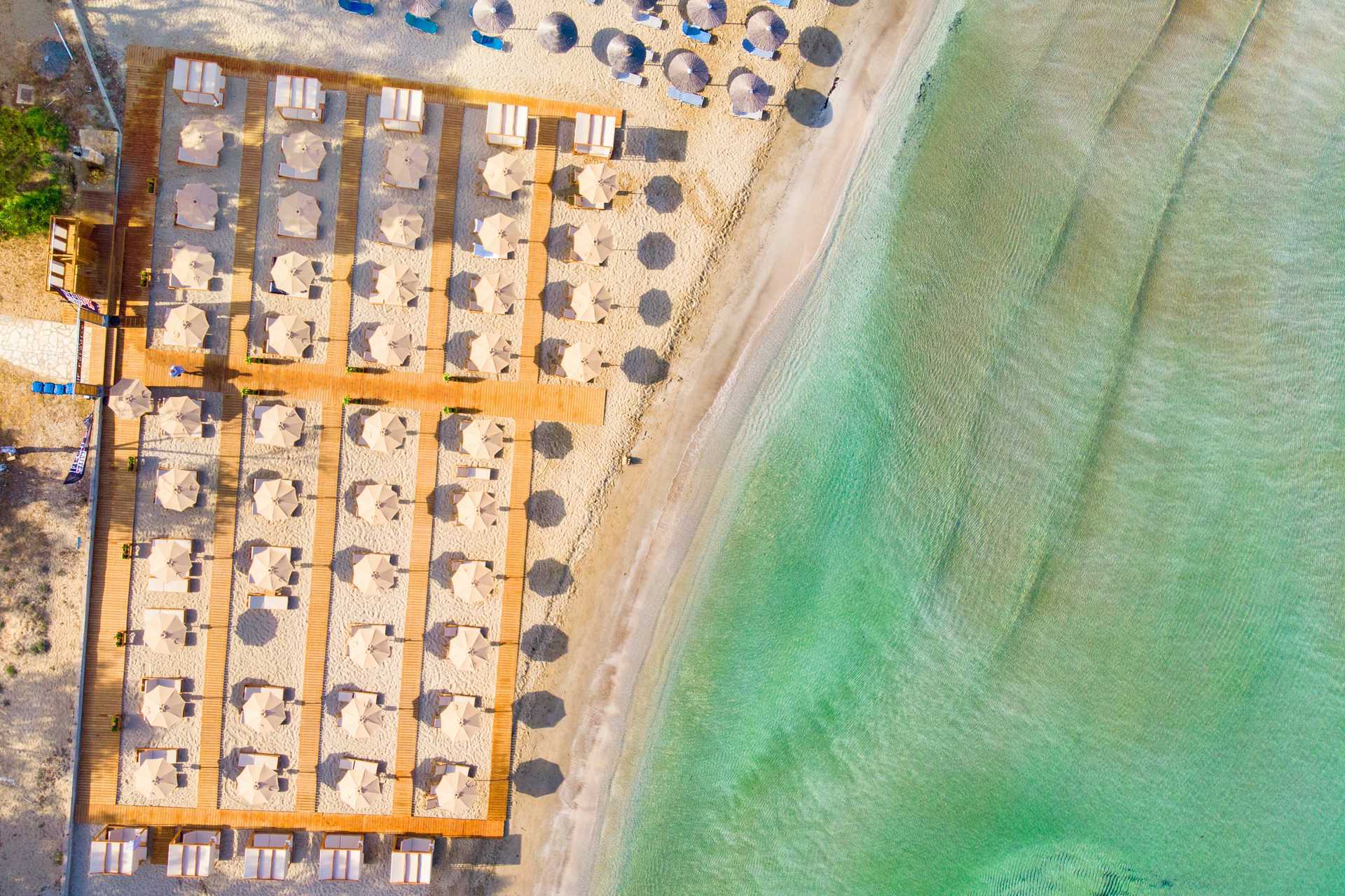 Stranden vid hotell Paradise Ammoudia i Grekland.