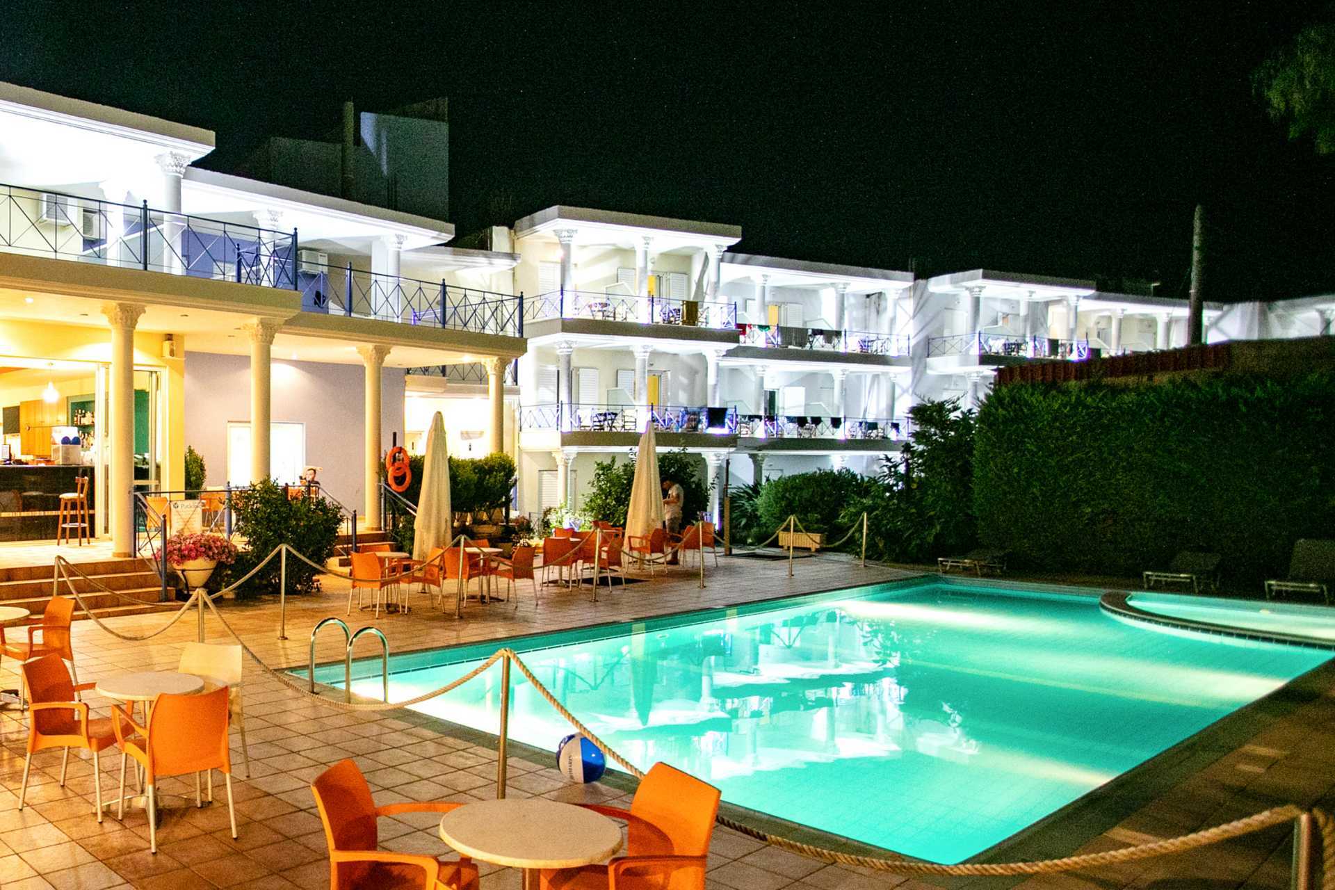 Poolen på hotell Paradise Ammoudia i Grekland