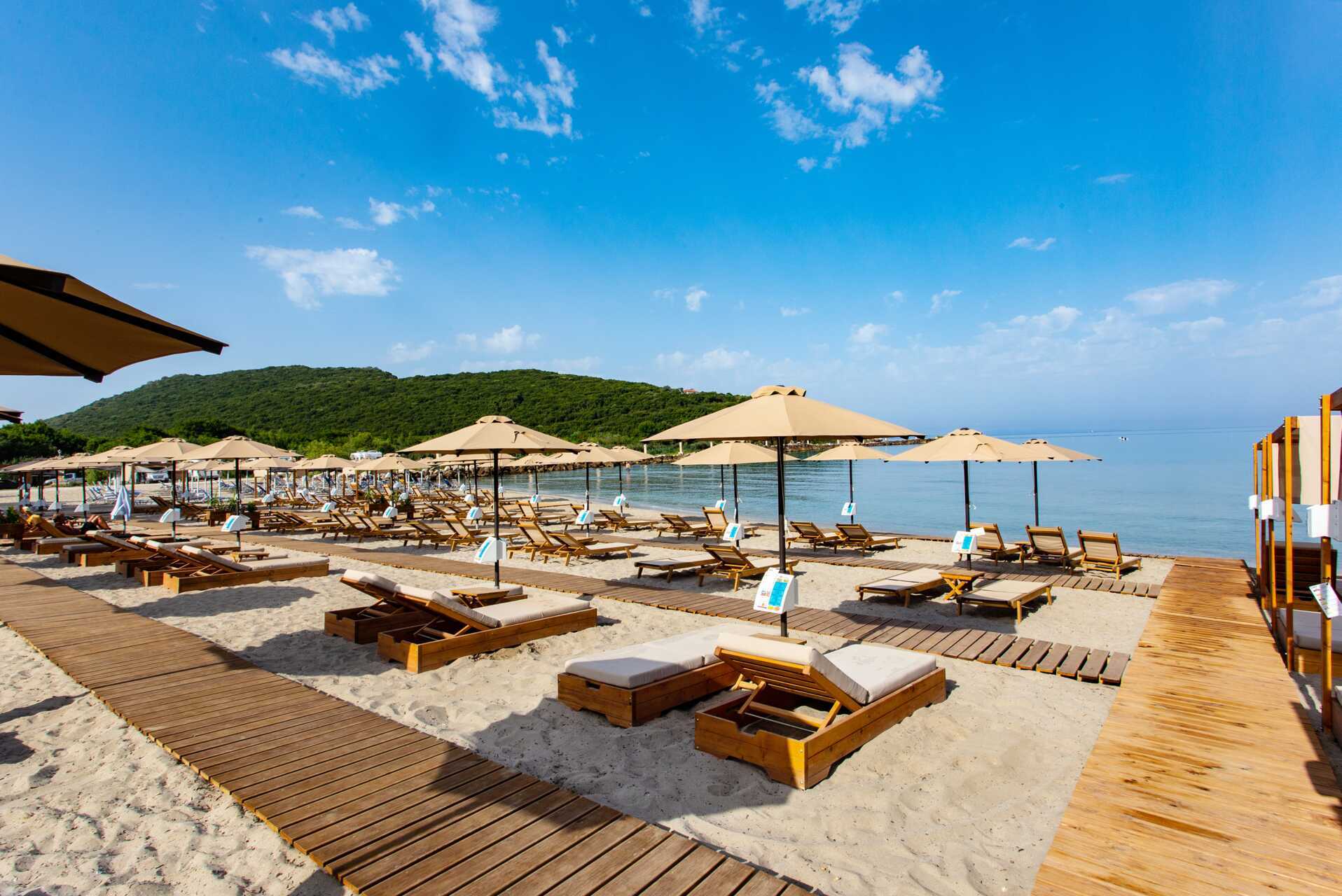 Stranden vid hotell Paradise Ammoudia i Grekland.